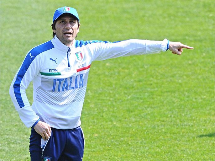 epa05231559 Italian national soccer team's head coach Antonio Conte gives instructions during a training session at Coverciano Sports Center in Florence, Italy, 26 March 2016. Italy will play a friendly match against Germany on 29 March. EPA/MAURIZIO DEGL' INNOCENTI