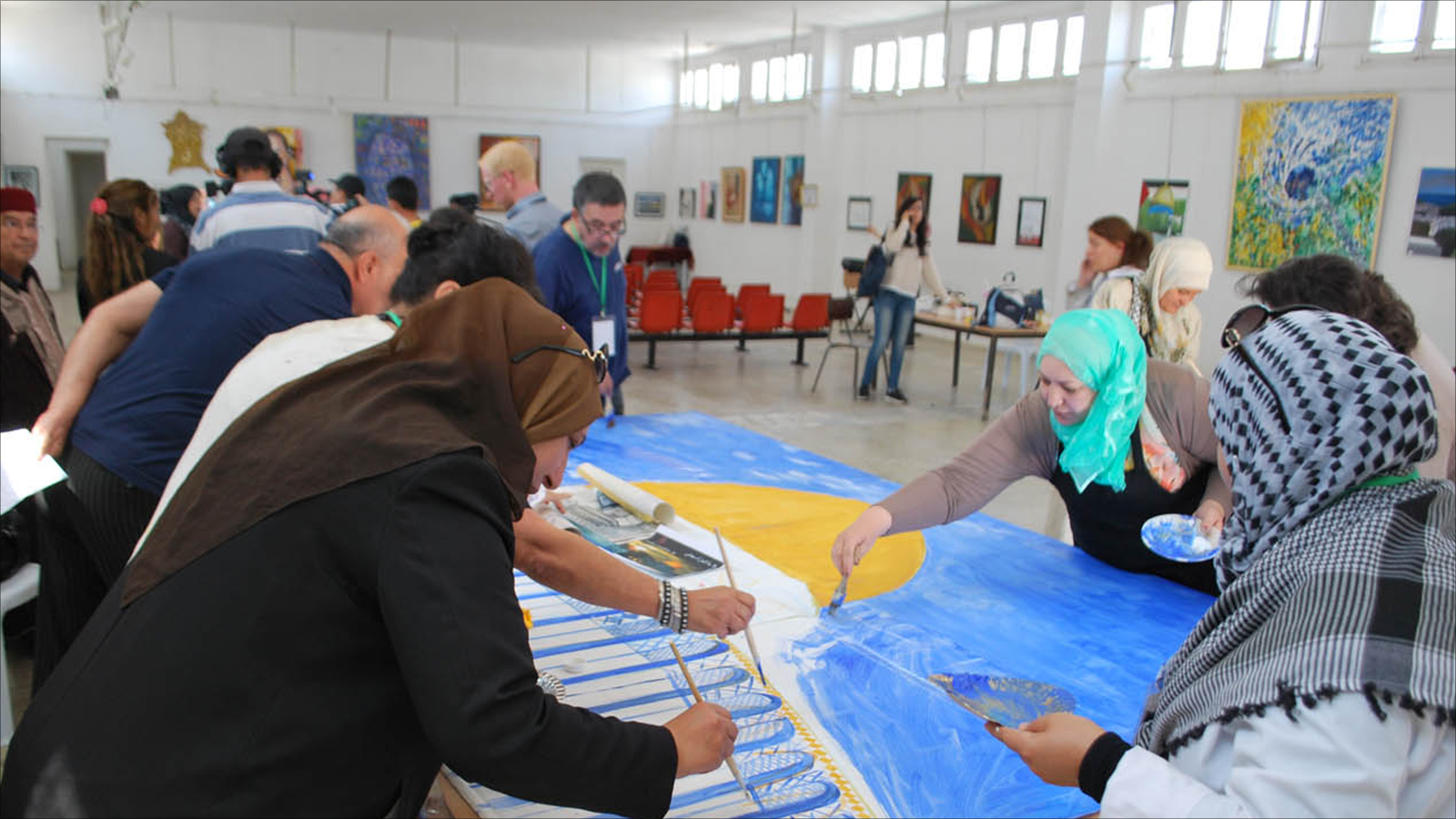 جانب من الورشة التي جمعت فنانين تشكيليين في المهرجان لرسم صورة القدس (الجزيرة)