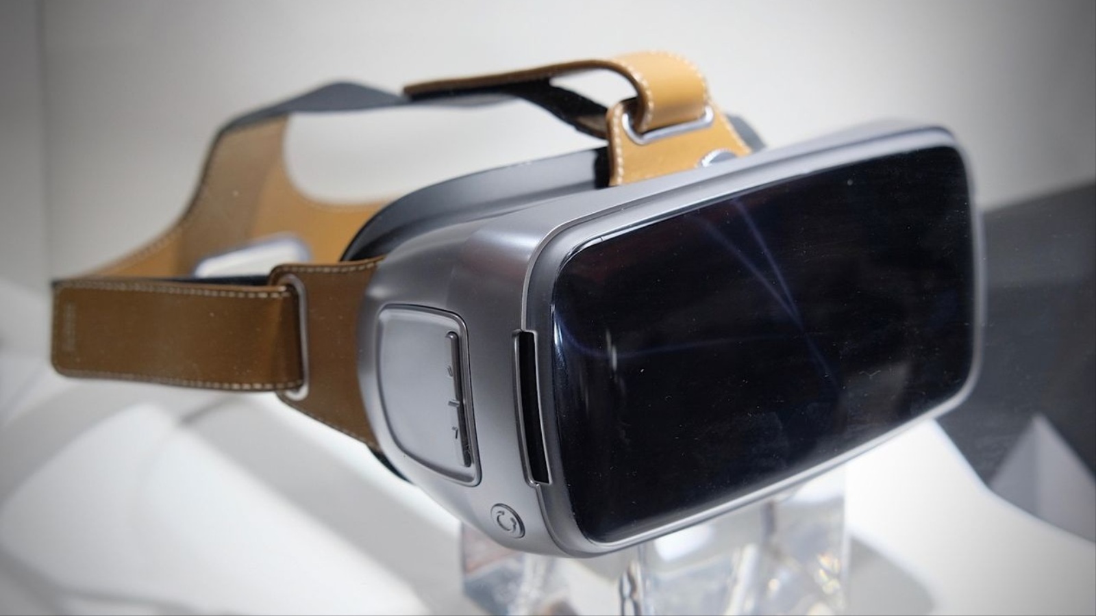 ‪أسوس تحاول اللحاق بسوق تقنيات الواقع الافتراضي بطرح نظارة 