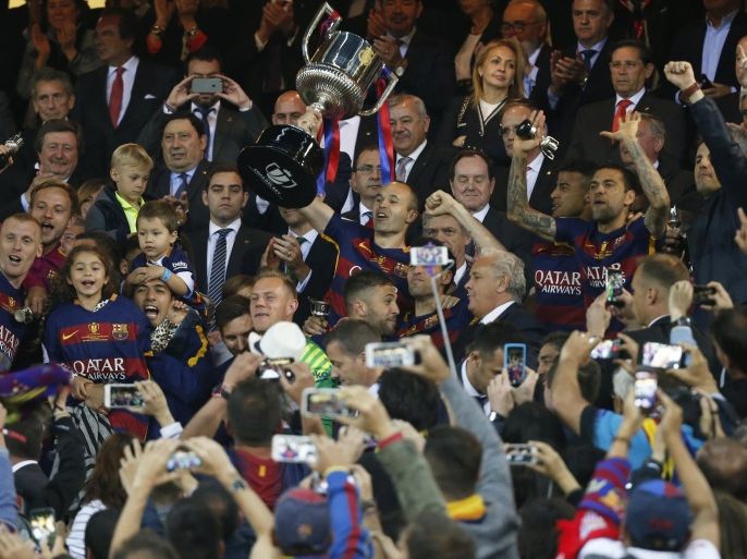 Soccer Football - FC Barcelona vs Sevilla - Copa del Rey Final - Vicente Calderon, Madrid, Spain - 22/5/16 Barcelona's Andres Iniesta celebrates with the trophy and team mates after winning the Copa del Rey Final Reuters / Sergio Perez Livepic EDITORIAL USE ONLY.