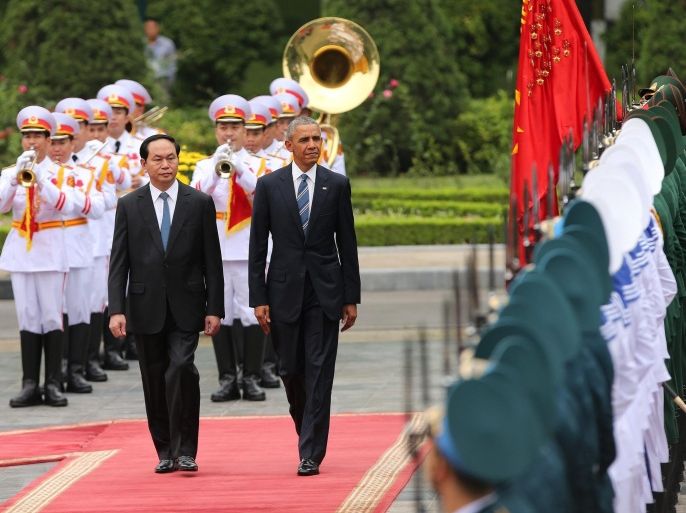 US President Barack Obama (R) and Vietnam's President Tran Dai Quang (L) review an honor guard at the Presidential Palace in Hanoi, Vietnam, 23 May 2016. US President Barack Obama visits Vietnam for the first time from 23 to 25 May 2016, making him the third US President to visit the South East Asian country since the end of the Vietnam War in 1975.