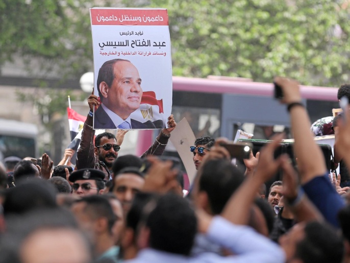 العشرات من مؤيدي السيسي أثناء تظاهرهم أمام نقابة الصحفيين بالقاهرة أمس(رويترز)