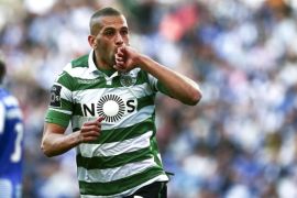 Sporting's Islam Slimani celebrates after scoring the 1-0 lead during the Portuguese First League soccer match between FC Porto and Sporting Lisbon at Dragao Stadium in Porto, Portugal, 30 April 2016.