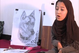 هذه قصتي.. أفغانية تبدع في الرسم بالفم