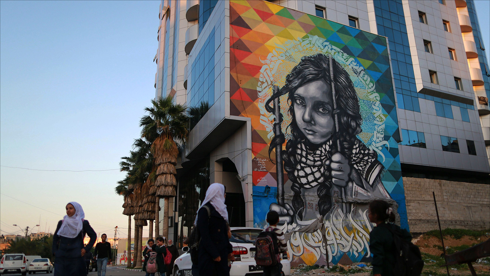 الفنان بلال خالد استخدم فن الكاليغرافي في تزيين أكبر لوحة فنية لطفلة في قطاع غزة(الجزيرة)