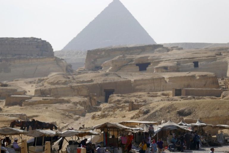 Souvenir vendors wait for tourists in front of the Giza pyramids on the outskirts of Cairo, Egypt, March 2, 2016. REUTERS/Amr Abdallah Dalsh