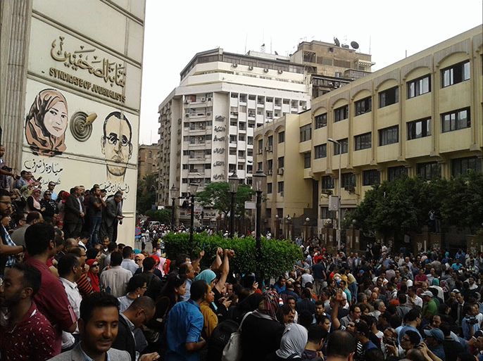حاولت الشرطة عرقلة وصول الصحفيين لمبناهم  فامتلأت بهم شارع عبدالخالق ثورت خارج المبنى، (تصوير خاص، شارع عبدالخالق ثروت بالقاهرة، 4 مايو 2016 )