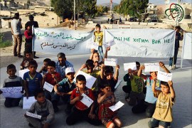 اعتصام أطفال معضمية أمام حواجز النظام