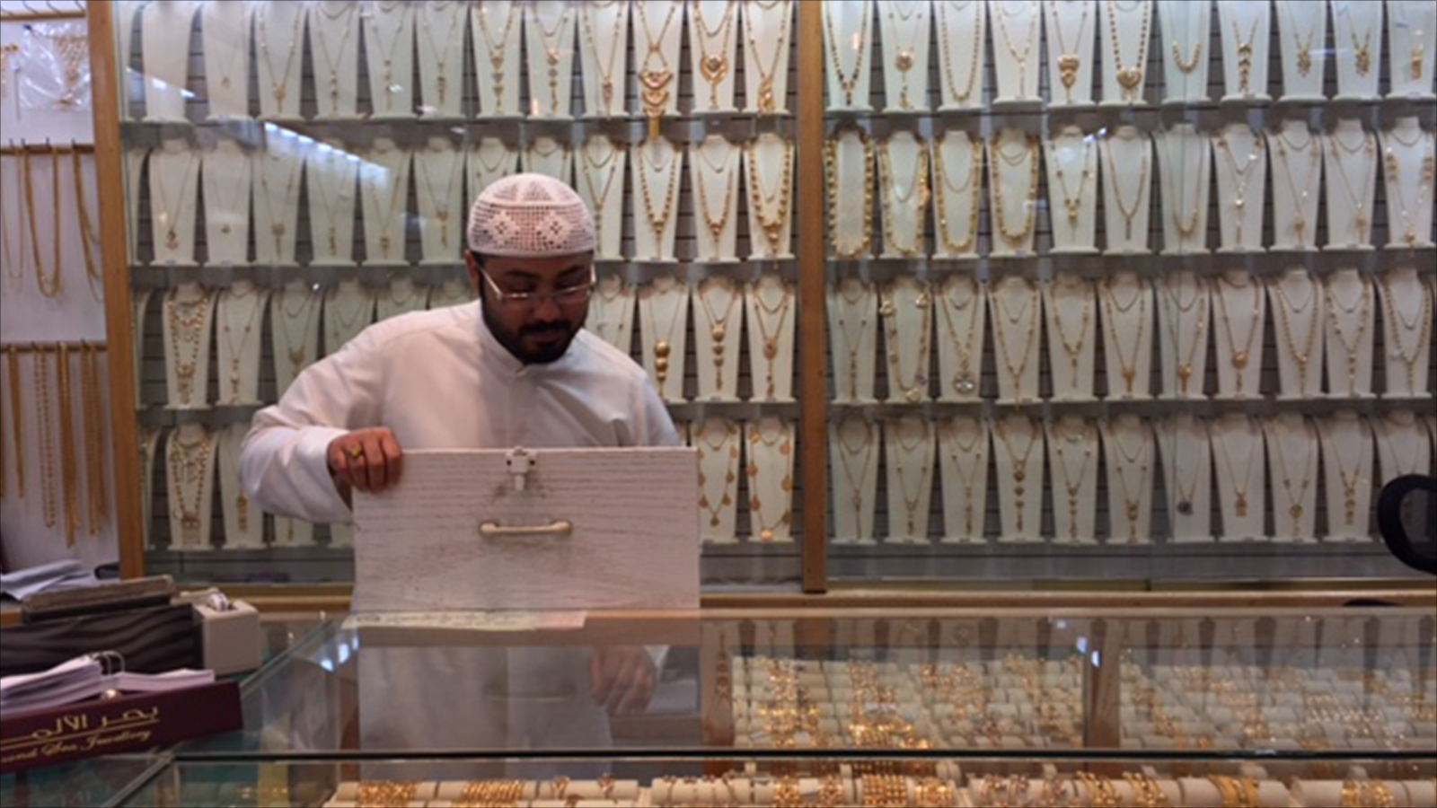 في السعودية ثلاثة آلاف محل لبيع المجوهرات والأحجار الكريمة (الجزيرة)