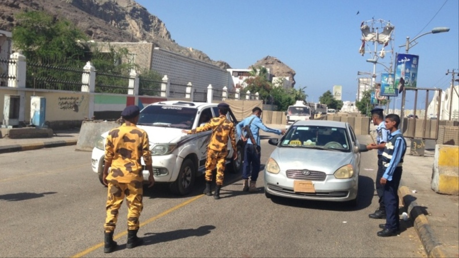 ‪شرطة عدن تفرض إجراءات مشددة لملاحقة المسلحين‬ (الجزيرة نت-أرشيف)