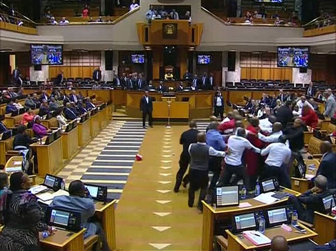 فوضى في برلمان جنوب إفريقيا بعد مصادمات بين ضباط أمن و نواب يساريين حاولوا منع كلمة للرئيس زوما