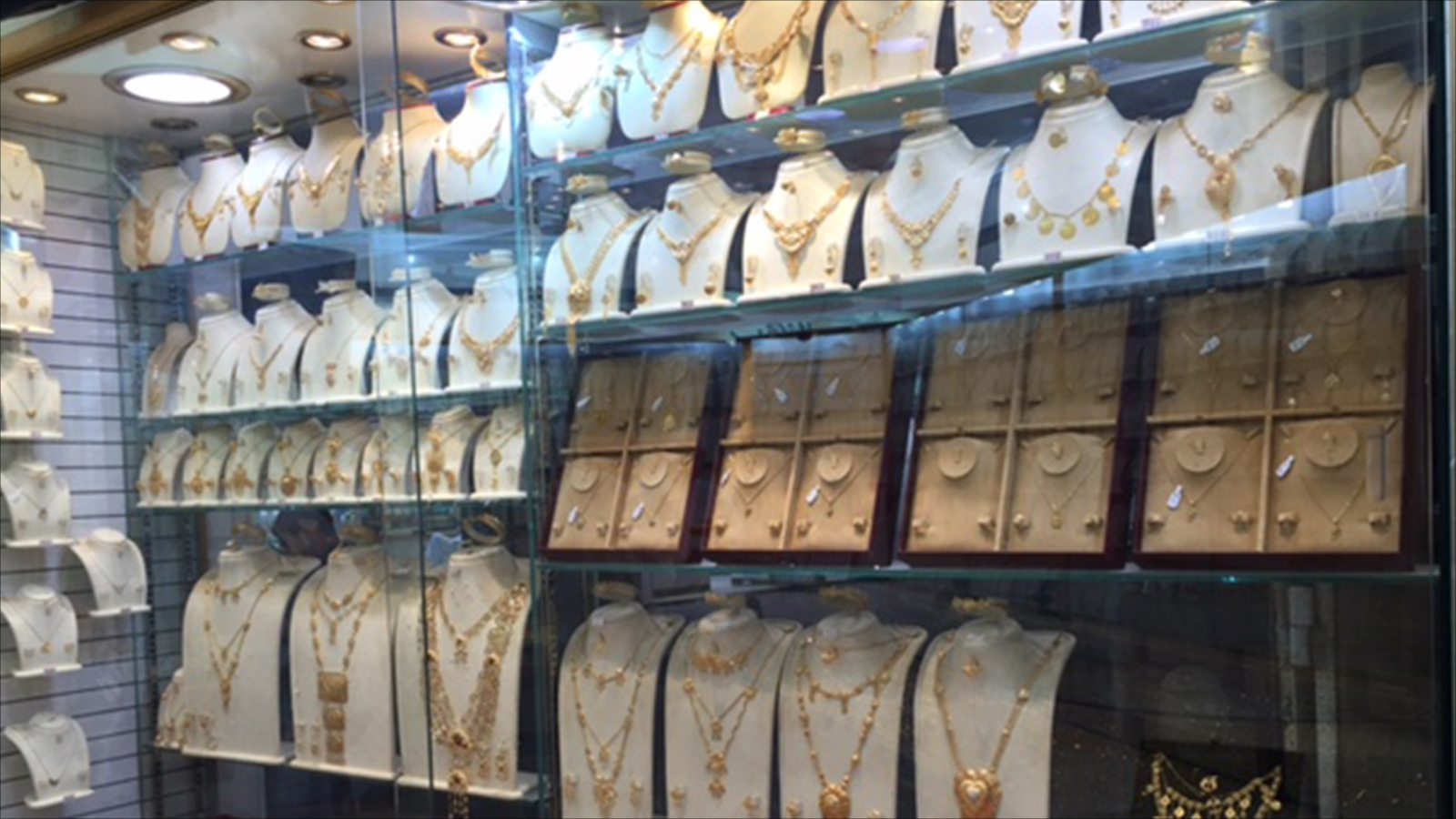‪معظم السعوديات يفضلن مشغولات الذهب الخالص على المجوهرات الأخرى‬ (الجزيرة)
