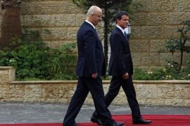 French Prime Minister Manuel Valls (C) and Palestinian Prime Minister Rami Hamdallah (L) inspect a guard of honour upon his arrival for a visit to the West Bank town of Ramallah, 24 May 2016. Valls was on a three-day visit to Israel.