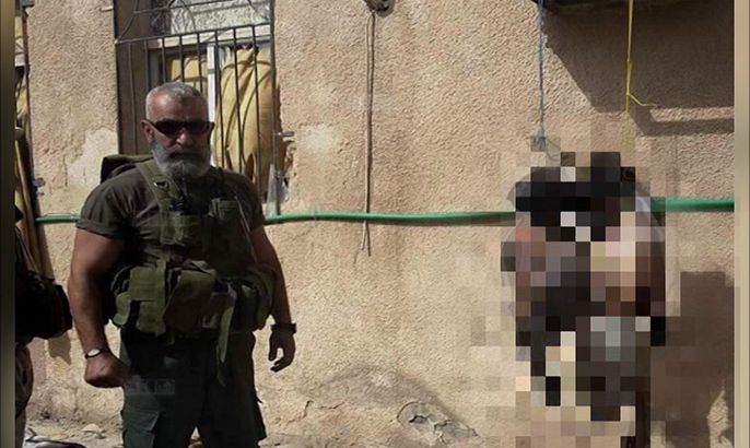 صور لقائد قوات النظام في دير الزور بجانب جثتين