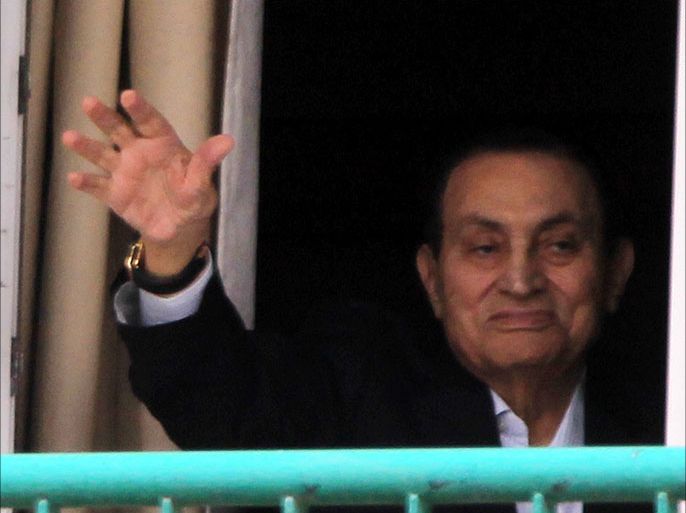 epa05289647 Ousted Egyptian President Hosni Mubarak waves to his celebrating supporters celebrating his birthday outside of the hospital where he stays, Cairo, Egypt, 04 May 2016. Mubarak ruled Egypt for 30 years but fell from power following popular protests in January 2011, though despite some resentment, there remain Egyptians who continue to support him. EPA/KHALED ELFIQI