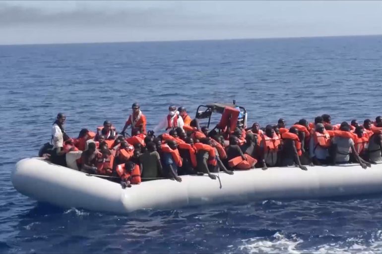 البحرية الإيطالية تنتشل جثث مهاجرين غرقى