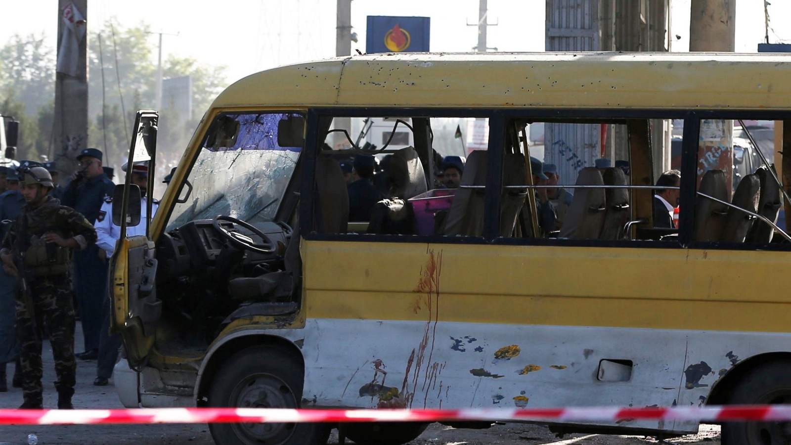 ‪قوات الأمن الأفغانية تتفقد مكان التفجير الذي استهدف حافلة صغيرة بالعاصمة كابل‬ (رويترز)