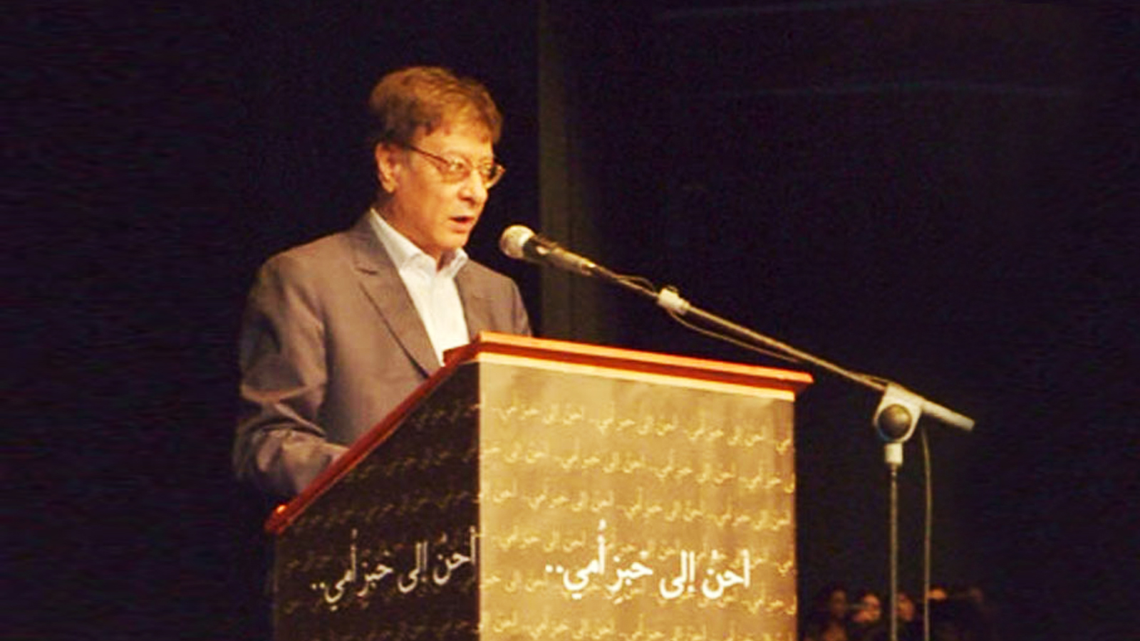 محمود درويش في آخر زيارة له لحيفا عام 2007(الجزيرة-أرشيف)