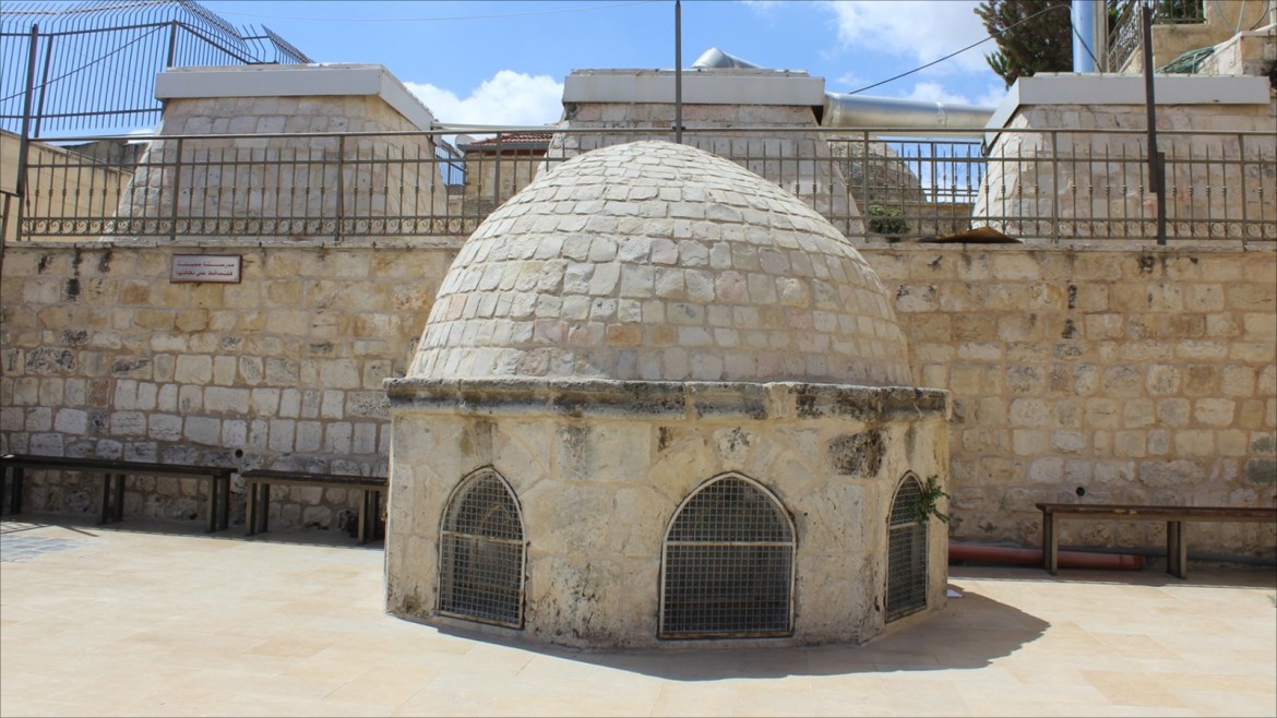 قبة عثمانية تعلو مطبخ تكية خاصكي سلطان وخلفها تظهر ثلاث مداخن ضخمة كانت تستخدم سابقا.