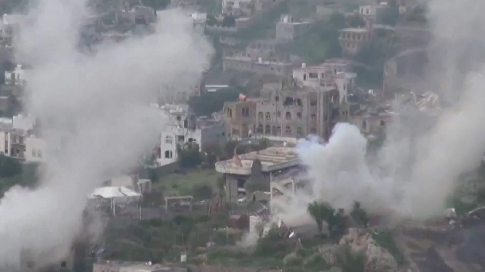 ‪آثار قصف للحوثيين على أحياء مدينة تعز‬ (الجزيرة)