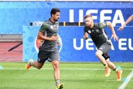 Germany's Andre Schuerrle (L-R), Toni Kroos, Sami Khedira, Shkodran Mustafi and Julian Draxler in action during a training session of the German national soccer team on the training pitch next to team hotel in Evian, France, 08 June 2016. The UEFA EURO 2016 takes place from 10 June to 10 July 2016 in France.