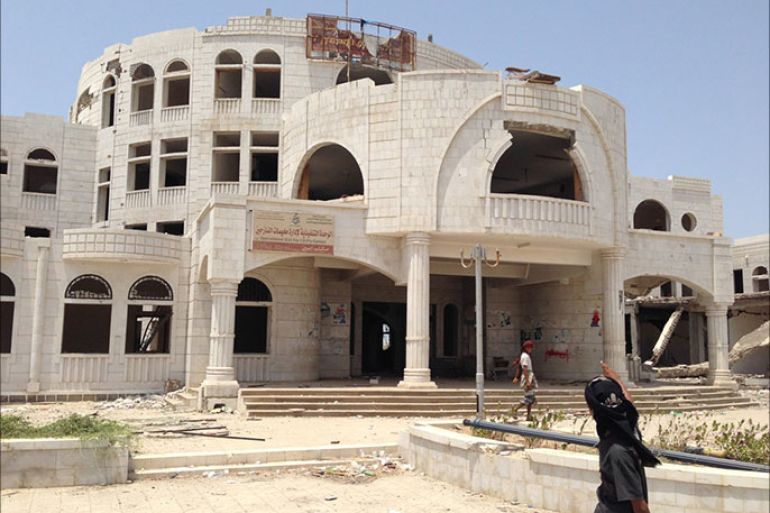 مبنى المجمع الحكومي في زنجبار والذي كانت القاعدة تتخذه مقراً رئيسياً لعملياتها العسكرية الجزيرة نت