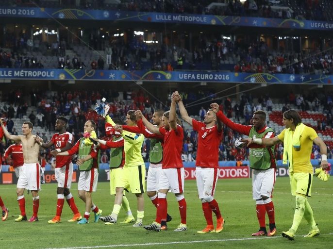 Football Soccer - Switzerland v France - EURO 2016 - Group A - Stade Pierre-Mauroy, Lille, France - 19/6/16 Switzerland players celebrate with fans after the game REUTERS/Carl Recine Livepic