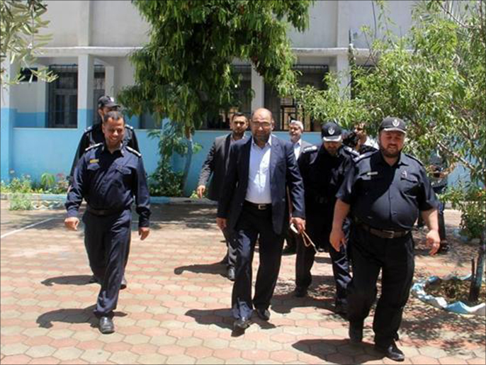 وزارة الأوقاف والشرطة نفذت إطلاق سراح الموقوفين (الجزيرة)