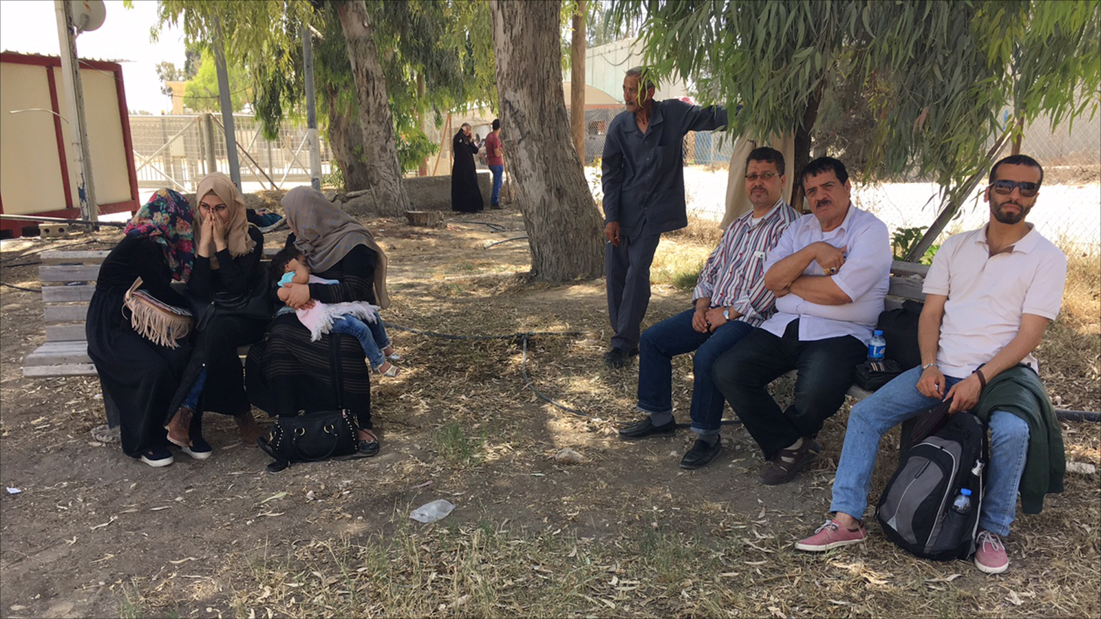 ‪عائلات تنتظر المرور من معبر رفح نحو مصر‬ عائلات تنتظر المرور من معبر رفح نحو مصر (الجزيرة)