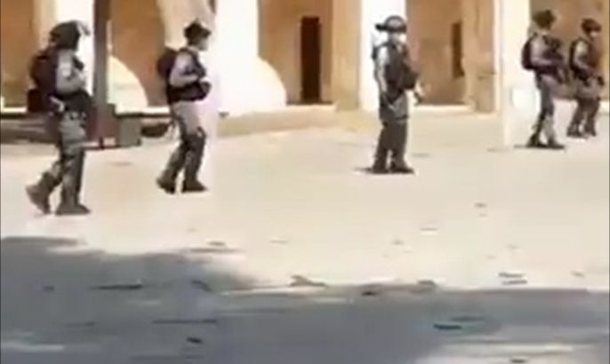 قوات الاحتلال تقتحم ساحات المسجد الأقصى