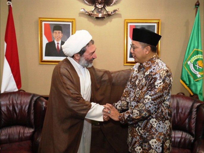صورة من صفحة وزارة الشؤون الدينية للقاء وزير الشؤون الدينية الإندونيسي لقمان حكيم سيف الدين مع زماني ممثل الحوزة