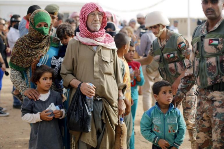 Syrian refugees wait to board a Jordanian army vehicle after crossing into Jordanian territory with their families, in Al Ruqban border area, near the northeastern Jordanian border with Syria, and Iraq, near the town of Ruwaished, 240 km (149 miles) east of Amman September 10, 2015. Picture taken September 10, 2015. REUTERS/Muhammad Hamed