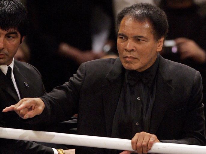 (FILE) Boxing legend Muhammad Ali in the ring afterthe World Championship super-middleweight fight between his daughter, womens boxing World Champion, Laila Ali from US and Asa Sandell from Sweden at the Max Schmeling Hall in Berlin, 17 December 2005. Ali has been admitted to hospital for respiratory problems, media reported on 03 June 2016.