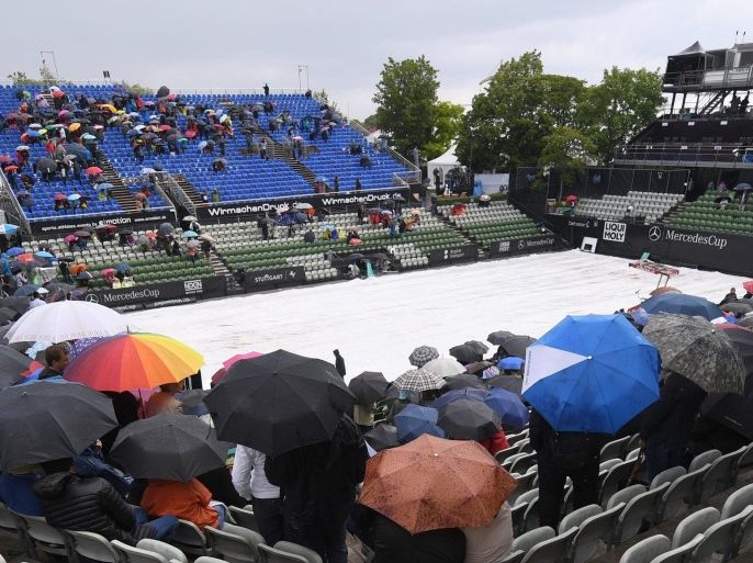 Cover come on as rain starts during the final match between Germany's Philipp Kohlschreiber and Austria's Dominic Thiem at the ATP tennis tournament in Stuttgart, Germany, 12 June 2016.