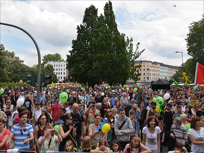 ‪نحو عشرة آلاف شخص شاركوا في برلين بفعالية للتنديد بالعنصرية ومعاداة اللاجئين‬ (الجزيرة)