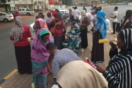 جانب من اعتصام أسر المعتقلين أمام مقر جهاز الأمن السودان