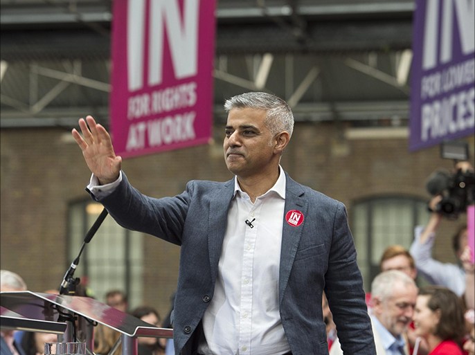 London Mayor Sadiq Khan gestures before delivering a speech at a 'Vote Remain' event in London, Britain, 22 June 2016. Britons will vote on whether to remain in or leave the European Union (EU) in a referendum on 23 June 2016