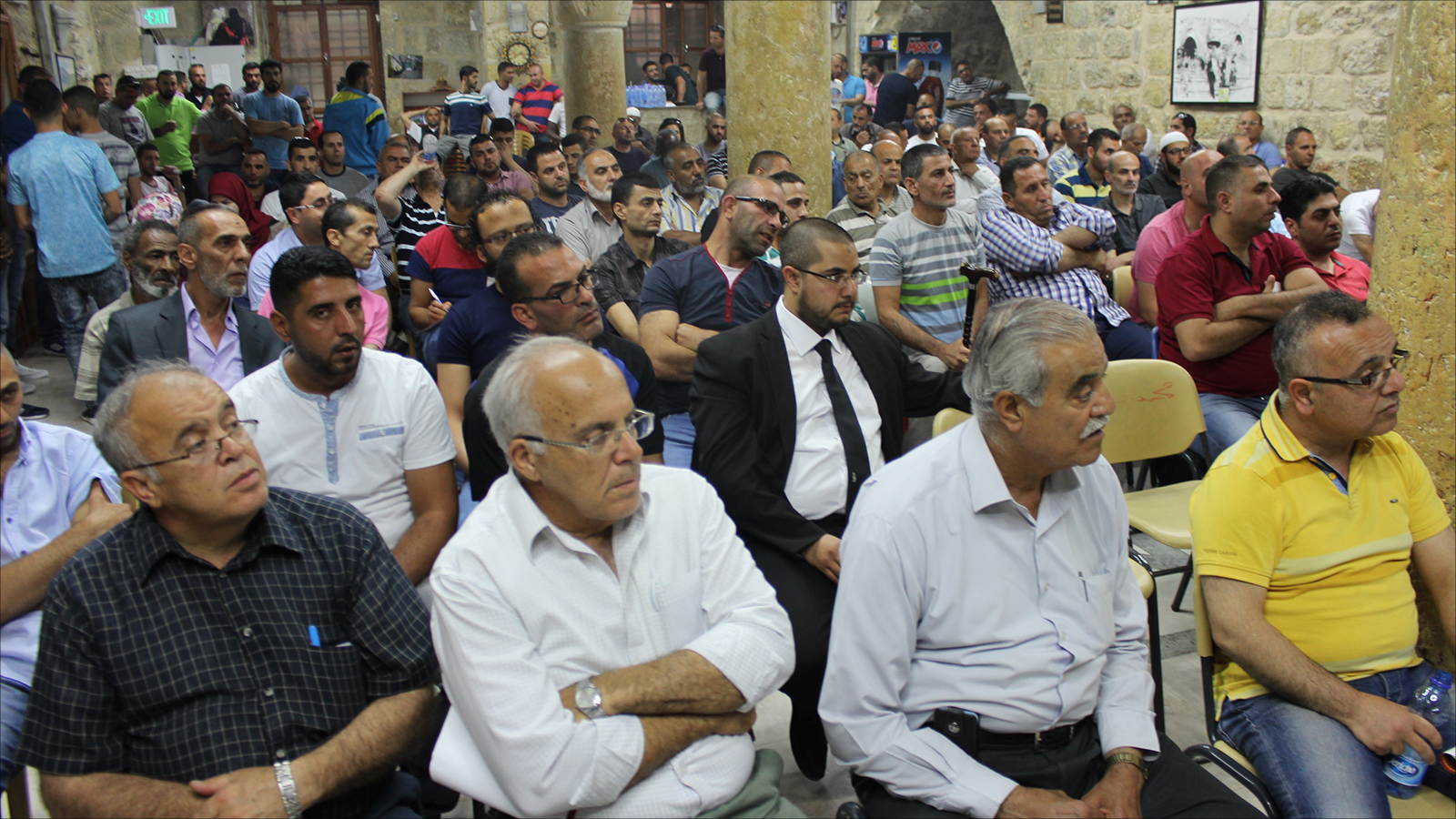سكان البلدة القديمة في القدس خلال حضورهم لقاء شعبيا بمقر الجالية الأفريقية(الجزيرة)