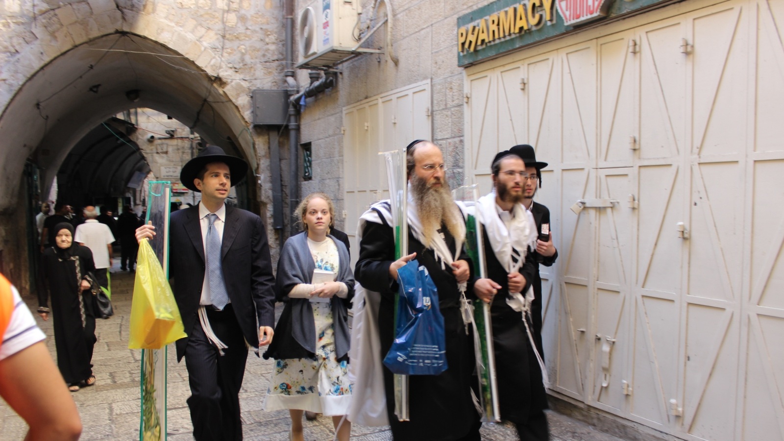 متدينون يهود متطرفون يمشون في البلدة القديمة بالقدس في عيد العرش اليهودي(الجزيرة)
