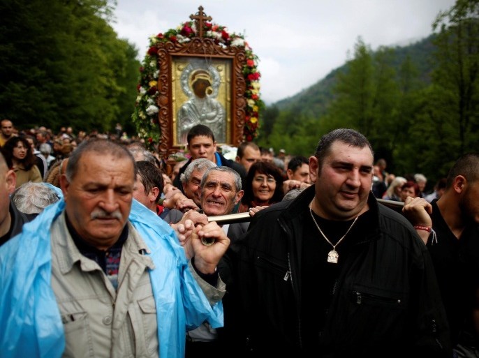 Orthodox Christian worshippers carry an icon of the Virgin Mary during a parade marking Easter near Bachkovo monastery, Bulgaria, May 2, 2016. REUTERS/Stoyan Nenov