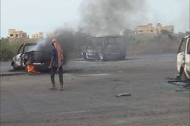 محتجون يطالبون بتحسين وضع الكهرباء في عدن أحرقوا الثلاثاء الماضي سيارتين حكوميتين عقب إحتجاجات استمرت لعدة ساعات (الجزيرة نت).