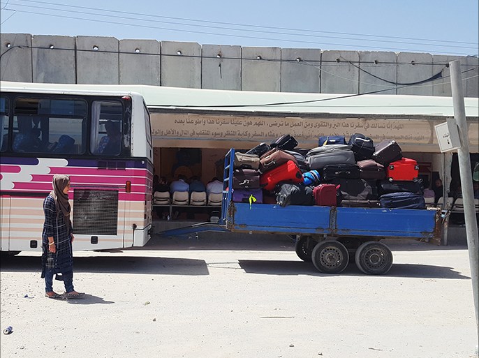 الحافلات والاسعافات التي تقل المرضى في انتظار الدخول للأراضي المصرية