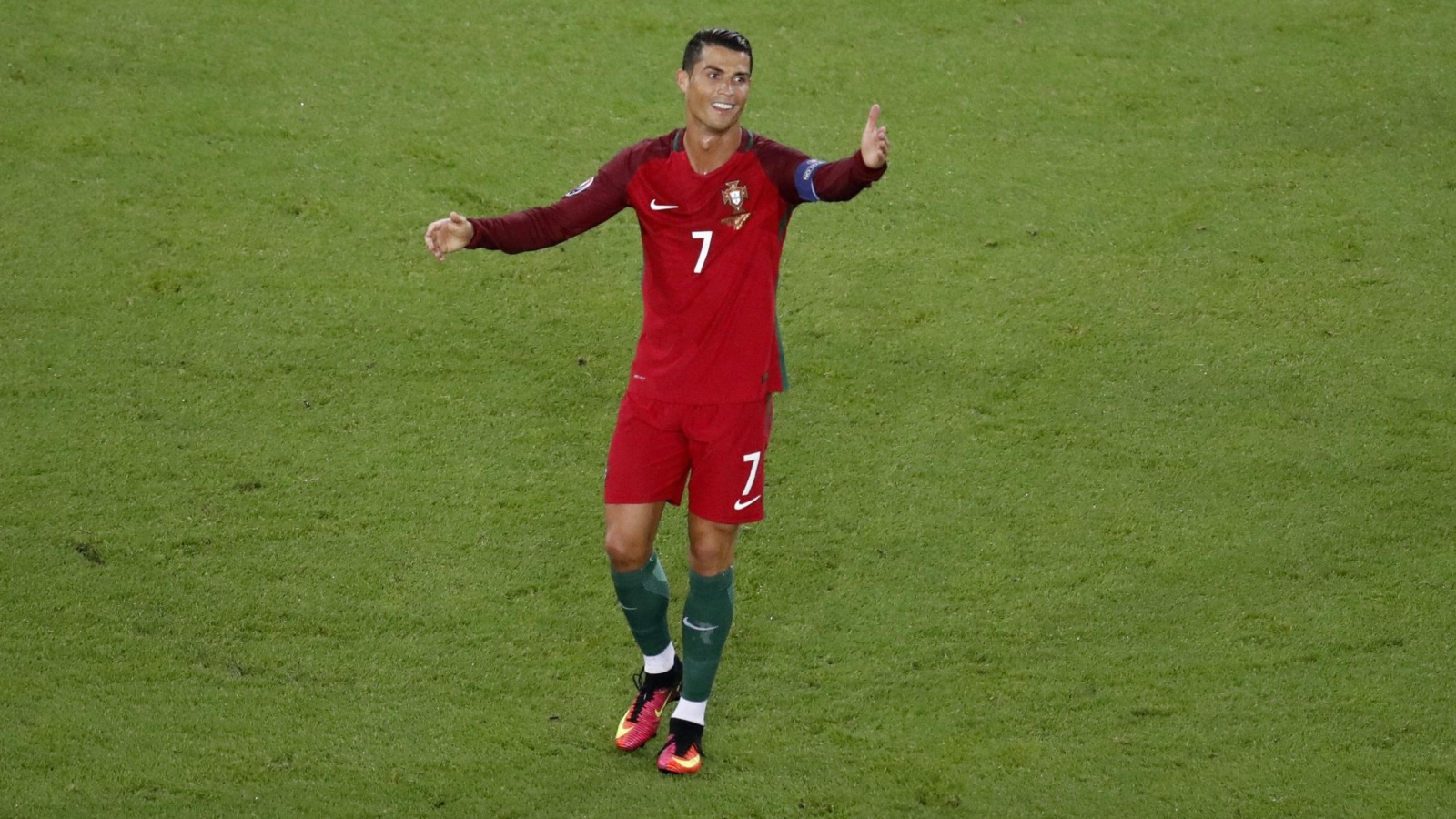 ‪‬  رونالدو خاض مباراته الدولية رقم 128 ليصبح أكثر اللاعبين تمثيلا  للمنتخب البرتغالي(رويترز)