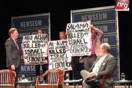 ناشطون مناهضون لإسرائيل يحملون لافتات اقتحموا بها قاعة المتحف الصحفي في واشنطن (موقع إن آر جي)