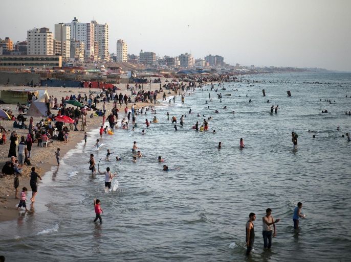 Palestinians swim in the Mediterranean Sea off the coast of Gaza City, June 2, 2016. REUTERS/Mohammed Salem
