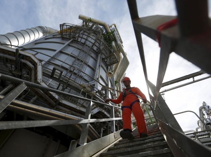An employee walks at Mexico's national oil company Pemex's refinery in Salamanca, in Guanajuato state, Mexico, February 8, 2016. Picture taken, February 8, 2016. REUTERS/Edgard Garrido