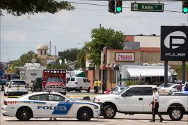 epa05359537 Police and rescue officers monitor the scene of a shooting at Pulse nightclub in Orlando, Florida, USA, 12 June 2016. At least 50 people were killed and many others injured in a shooting attack at an LGBT club in the early hours of 12 June, according to media reports. The shooter was killed in the police operation that followed. EPA/CRISTOBAL HERRERA