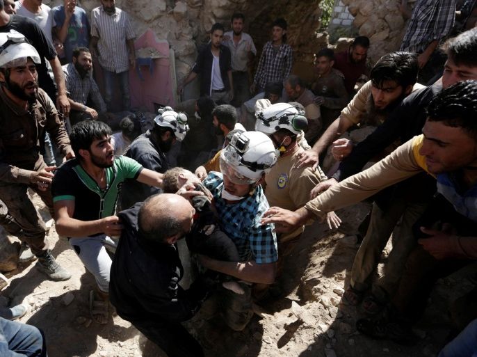 ATTENTION EDITORS - VISUAL COVERAGE OF SCENES OF INJURY OR DEATH Civil defence members carry the body of a dead child at a site hit by airstrike in the rebel-controlled area of Maaret al-Numan town in Idlib province, Syria, June 12, 2016. REUTERS/Khalil Ashawi