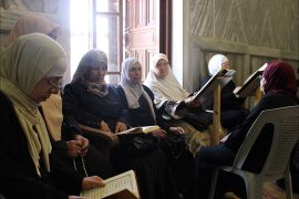 مجموعة من النساء في حلقة لتولاوة القرآن الكريم في قبة الصخرة بات يطلق عليهن مجموعة أم نبيل المقدسية