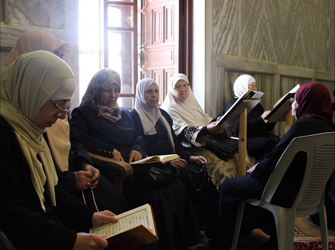 مجموعة من النساء في حلقة لتولاوة القرآن الكريم في قبة الصخرة بات يطلق عليهن مجموعة أم نبيل المقدسية